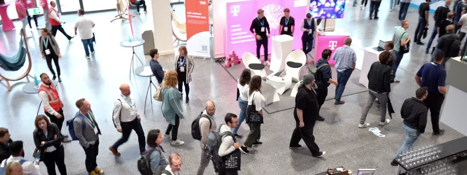 Besucherinnen und Besucher im Austausch auf dem M365 Summit